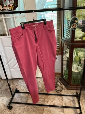 Universal Thread Rose Pink Cropped Stretch Jeans